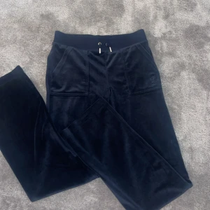 Juicy byxor  - Säljer mina helt nya juicy byxor som jag knappt använt. Så bra skick i storlek XS funkar även som S 🥰