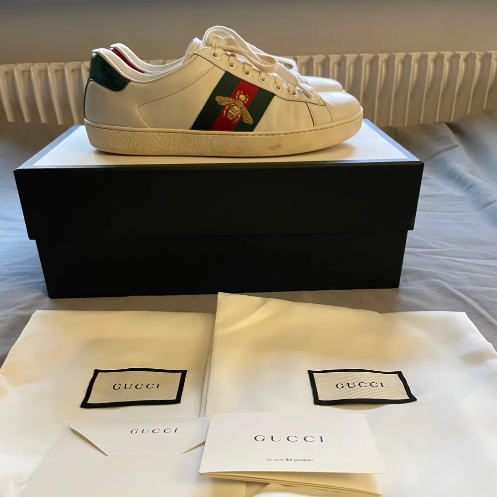 Gucci ace  Size 41 8,5/10 Pris 2399 Box, dustbag och gucci kort medföljer🤩 Vid frågor och funderingar är det bara höra av sig 🙌(rimliga bud tas emot) . Skor.