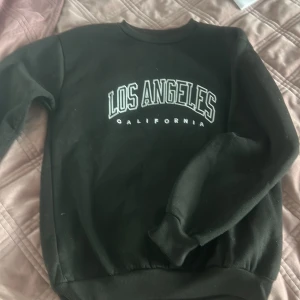 Svart tröja - En mysig tröja och inte har används innan plagget passar även xs 🖤