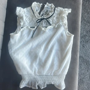 Vit blus  - St 146/152, knappt använd  Passar i dess form. Den korta ärmen ger en avslappnad och luftig känsla. Passar till till ex kostymbyxor eller snygga jeans! 