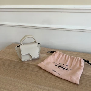 ATP atelier mini väska  - Mini väska från ATP Atelier. Får plats nyckel och AirPods.  Fint skick. 