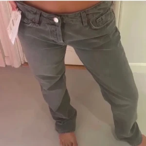 Gråa zara jeans  - Fina zara jeans, raka grå. Jag är 173(sista bilden)