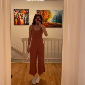 One piece / hängselbyxor  - Supersöt one piece som är perfekt att ha på sommaren eller som ett mysplagg. Säljer den då den inte kommer till användning längre. Är från new look i storlek S