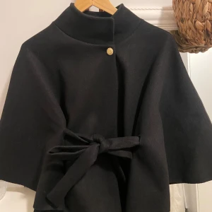 Missäy poncho blair svart  - Säljer denna superfina ponchon från Missäy i nyskick med prislapp på. Aldrig använd då den tyvärr inte föll mig i smaken. För fler bilder eller frågor är det bara att skriva!🥰 Vis snabb affär kan pris diskuteras❤️