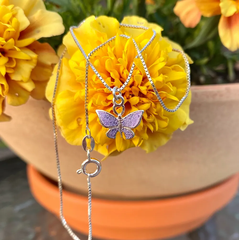 Ett halsband med en lila glittrig fjäril på. Kedjan är 35 cm lång  //Samfraktar gärna om du köper mer än en sak 😊  . Accessoarer.