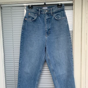 Zara jeans  - Helt oanvända mom-jeans från Zara säljes. Strl: 38 men sitter raka och lite lösa på mig som är en normal strl 36 och 168cm lång. Säljes då jag inte har någon användning för de. 