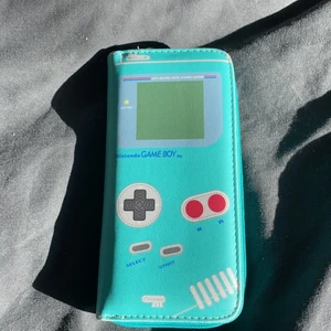 Gameboy plånbok - Söt Gameboy plånbok i en fin grön nyans, på bilden ser den mer blå ut men det är bara ljuset. 