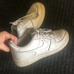 Nike air force 1 - Vita låga Nike air force 1! De är i bra skick med lite slitage längst fram (visas på andra bilden)! Har inte användt de så mycket så är inte uttöjda. Nypris: ca 1200kr💕💕