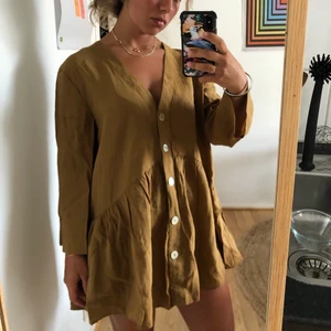 Klänning Zara - Fin brun klänning från Zara. Väldigt fint skick i storlek L (jag är 163cm och använder den därför som klänning). 