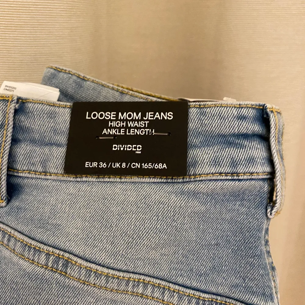 ”Loose mom jeans” från HM dividend. Aldrig använda med lappen kvar. Skriv för fler bilder☺️. Jeans & Byxor.