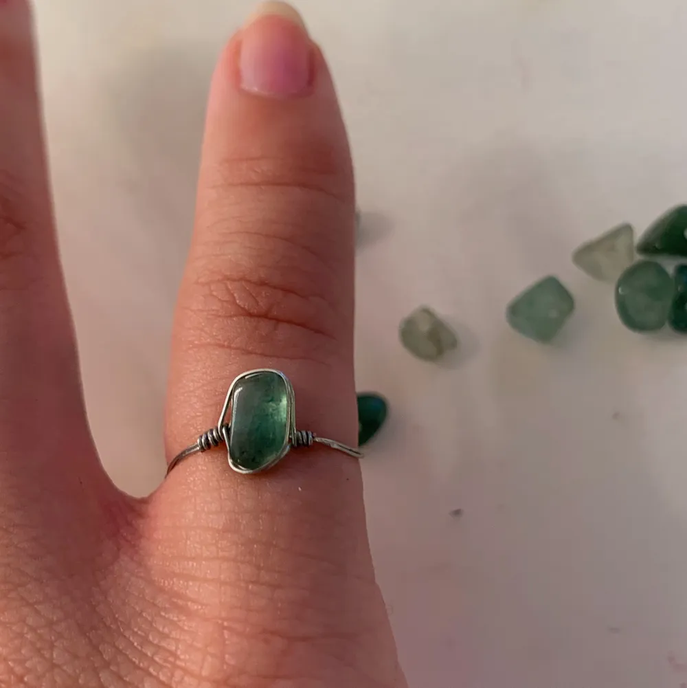 Ringar i guldig eller silvrig ståltråd med kristallen grön aventurin(en av mina favoriter)!✨🥑💚. Accessoarer.