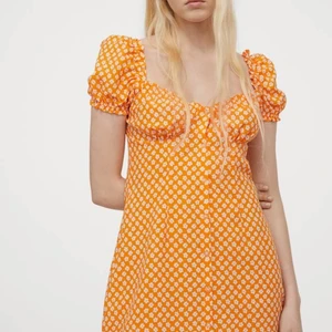 Jätte snygg kläning🔥 - Jättesnygg orange blommig kläning🌼