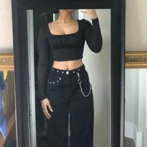 Svart tröja - Söt tröja som har ett sött mönster på framsidan. Säljer pågrund av att den blivit för liten men den är nästan aldrig använd. Den är jätte skön att ha på sig och väldigt fin! Skriv privat ifall ni vill se fler bilder eller har fler frågor! 🦋