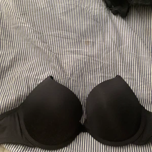 Svart BH 75C - En svart BH i storlek 75C. Har svag push up, inte mycket alls. Köptes för 129kr men säljer för 50kr. Frakt 66kr spårbar eller 59kr vanlig.