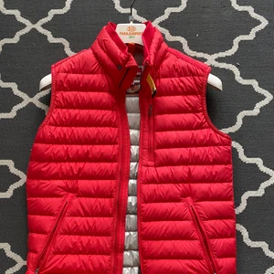 Parajumper väst  - Säljer en röd parajumper väst, knappast använd på grund av för liten storlek. Storlek Small (S). Kvitto finns;)