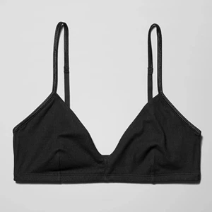 Julie soft bra weekday🤍 - Oanvänd Julie soft bra från weekday i strl S, råka beställa fel storlek. Nypris 150kr, prislappen sitter kvar!!