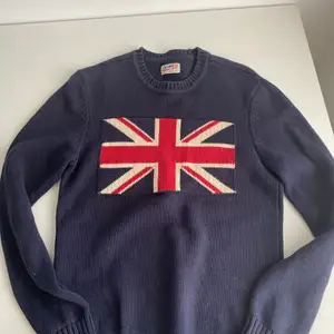 Säljer nu min sweatshirt från Crocker med Storbritannien flagga i storleken XS. Fint skick och överlag fin tröja. Pris och leverans kan diskuteras! 