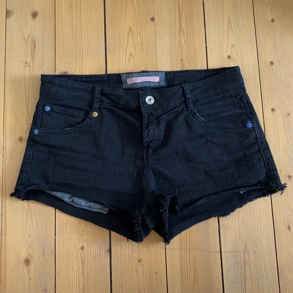 Korta svarta jeans shorts från Bershka med ”rå” avklippning. Sköna och stretchiga.. Shorts.