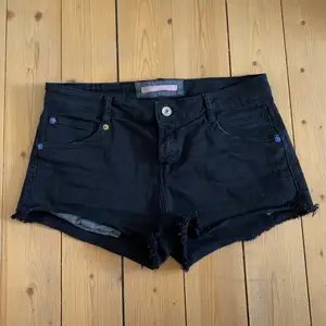 Korta svarta jeans shorts från Bershka med ”rå” avklippning. Sköna och stretchiga.