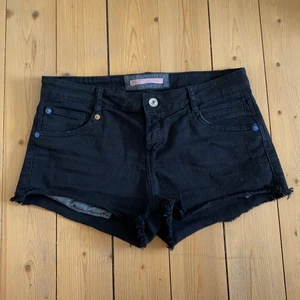 Svarta jeans shorts - Korta svarta jeans shorts från Bershka med ”rå” avklippning. Sköna och stretchiga.