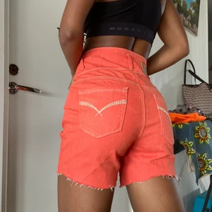 Coola shorts  - Super unika shorts, aldrig använda. Kan bäras midwaist eller highwaist. Frakt tillkommer, passar 36-40