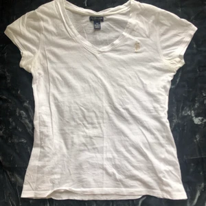 Ralph Lauren t-shirt xs - Hej💓 Basic Ralph Lauren t-shirt till salu! Passar en xs/s. Mjukt och lättsamt material med en fin passform. Kan mötas upp i Stockholm alternativt frakta, men då står köparen för frakten.