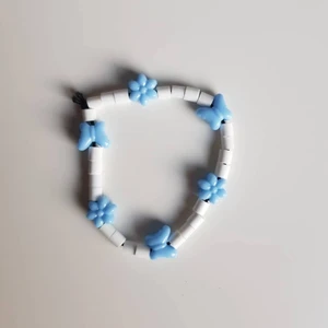 Handgjort pärlarmband - Handgjort pärlarmband. I den andra bilden ser man vilka färger och former man kan välja mellan. 