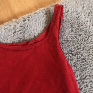 Linne! 🌹 - Ett rött linne, från NewYorker. skönt tyg och fin färg!