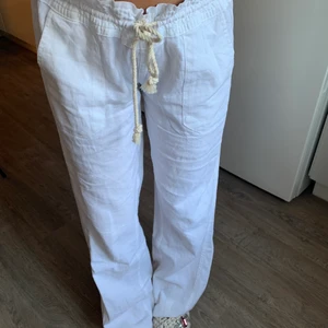 roxy linnebyxor  - säljer dessa populära linnebyxor från roxy i storlek small! helt oanvända med lapparna kvar. köparen står för frakt! nuvarande bud 510