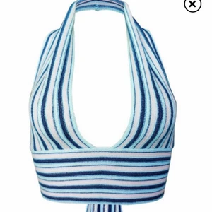 Super söt populär randig topp  - Skulle säga att den passar xs-m jag själv är s, banden man knyter med är väldigt långa och materialet är stretchiga och mjukt. Jag kan mötas i Stockholm eller skicka den på posten men köparen står för fraktkostnaden 💕💕