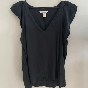 Blus från H&M 🤍 - V-ringad blus från H&M i storlek 34! Passar både XS och S! ✨
