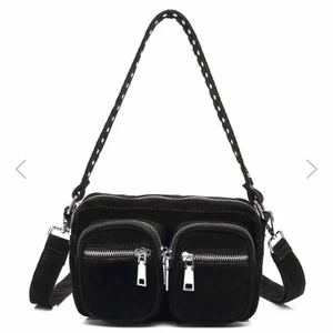 Noella väska  - Lägger ut igen pga oseriösa köpare … jätte fint skick💕den är i mellan storleken så man får plats med mycket! Har tagit bort den där lilla pistol pinnen men nyckelringen kan jag låta sitta kvar om man vill. 🥰 ny pris cirka 700kr, kan stå för frakt vi snabb affär annars är frakten 50kr. 