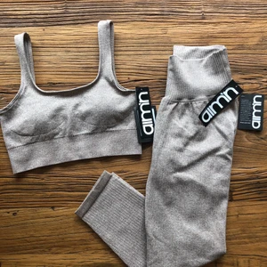 Aim’n ribbed seamless set  - Helt oanvänd. Lappar kvar. Båda delar är i storlek S. Färg latte. Byxor är 7/8 i längd. Jag är 164cm, var perfekt på mig. Säljer pågrund av att det är för litet för mig. Köparen står för frakt. 