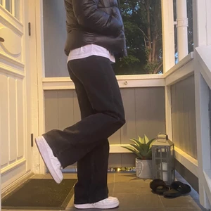 Monki jeans - Säljer mina super snygga jeans från monki då dem är försmå. Dem är sparsamt använda. Komprimator för fler bilder. Jeansen är i storlek 24 alltså minsta storleken.💕 (har även dessa i blå)