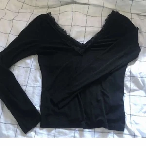 svart tröja   - En tröja från H&M, köpt sen ngra månader tbx. 