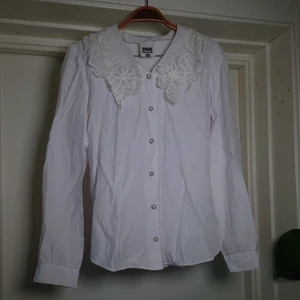 Vintageskjorta med spetskrage - Vintageskjorta med finaste spetskragen. Skrynklig efter att ha legat hopvikt! Annars jättefin. Storleken motsvarar typ 38🍀