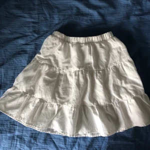 vit kjol!! - superfin vit kjol!! använd ett fåtal gånger så är i nyskick💘💘👏🏼