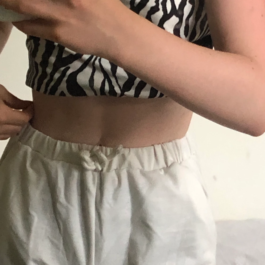 Vita mjukisbyxor m. flammor strl 140