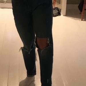 Jeans  - Ett par mörk blå jeans som inte kommer till användning , kommer från Lindex