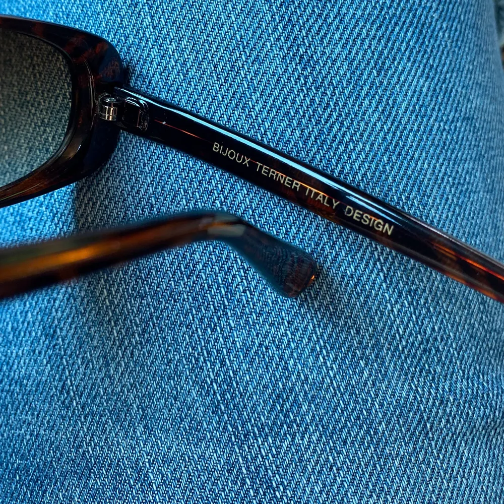 Somriga vintage solglasögon. Bruna med små diamanter, superstark. Som referens säljs liknande vintage glasögon i samma märke för 500-700kr på andra sidor:) . Accessoarer.