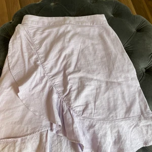 Lila volangkjol - Säljer nu min fina lila volangkjol som använts 1 gång. Mer lila i verkligheten än vad som syns på bilden. För mer bilder, skriv på dm!