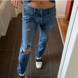 Skitsnygga jeans - Sjukt snygga jeans från abercrombie & fitch som är köpta här på plick för 615. Dessa går ej att få tag på längre!💕Säljer pga de var för långa på mig som är 158❤️förra ägarens bilder.