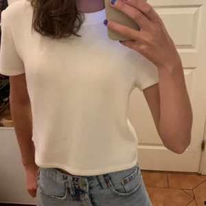 T-shirt - Säljer en vit T-shirt från zara, storlek S. Säljs för att jag inte har nån användning av den längre. Sälj för 20 inklusive frakt som är 49
