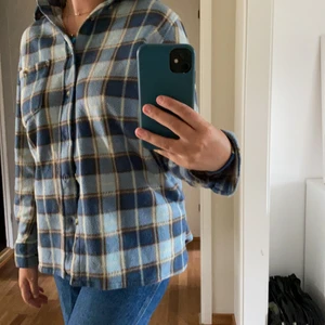 skjorta i fleecetyg - säljer denna söta skjortan/ vårjackan i fleece. Storlek S💖 köparen står för frakten! 🚛💖