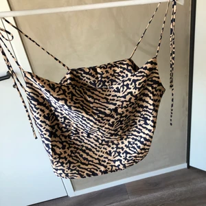 Sött linne - Jätte gulligt linne från Nelly i gott skick🤩 Bara att skriva om ni undrar något eller vill se mera bilder🥰😁