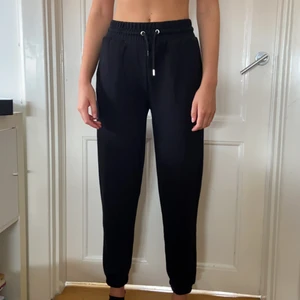 Mjukisbyxor stradivarius S - Svarta swetpants från stradivarius i st S jag är 177 med långa ben och jag skulle rekommendera dessa till någon som är lite kortare. 