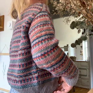 Flerfärgad Stickad Tröja - Stickad tröja i olika färger. Köpt på Plick men har bara använt den ett fåtal gånger. I bra skick och väldigt fin! Står ingen storlek men skulle säga att det är M.