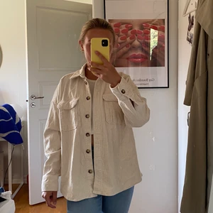 Manchesterjacka Monki  - Säljer beige Manchesterjacka från Monki i storlek S. Sitter enligt bild på mig som vanligtvis när XS/S. Köpt här på Plick i mycket gott skick. Knappt använd av mig efter det. 