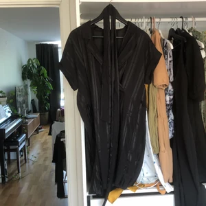 Monki klänning strl M - Superfin klänning från monki med matchande ”snöre” att knyta i midjan. Går till mitten av låret på mig som är 170 cm. Strl är M men funkar för dom som har S/XS med.