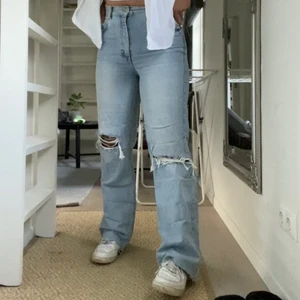 Zara Jeans - Ett par jättefina blåa jeans ifrån zara i strl. 42! Säljer pga att de inte används längre😩😍